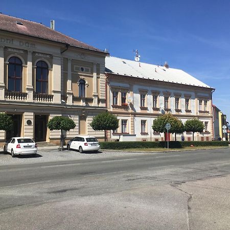Apartman Na Namesti Lägenhet Opočno Exteriör bild